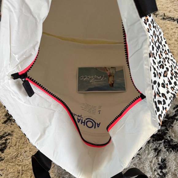 Aloha Collection Leopard Cub Print Day Tripper Tote Bag NWT - Picture 8 of 8